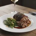 auberge-des-marais-assiette-epaule-agneau-petits-legumes